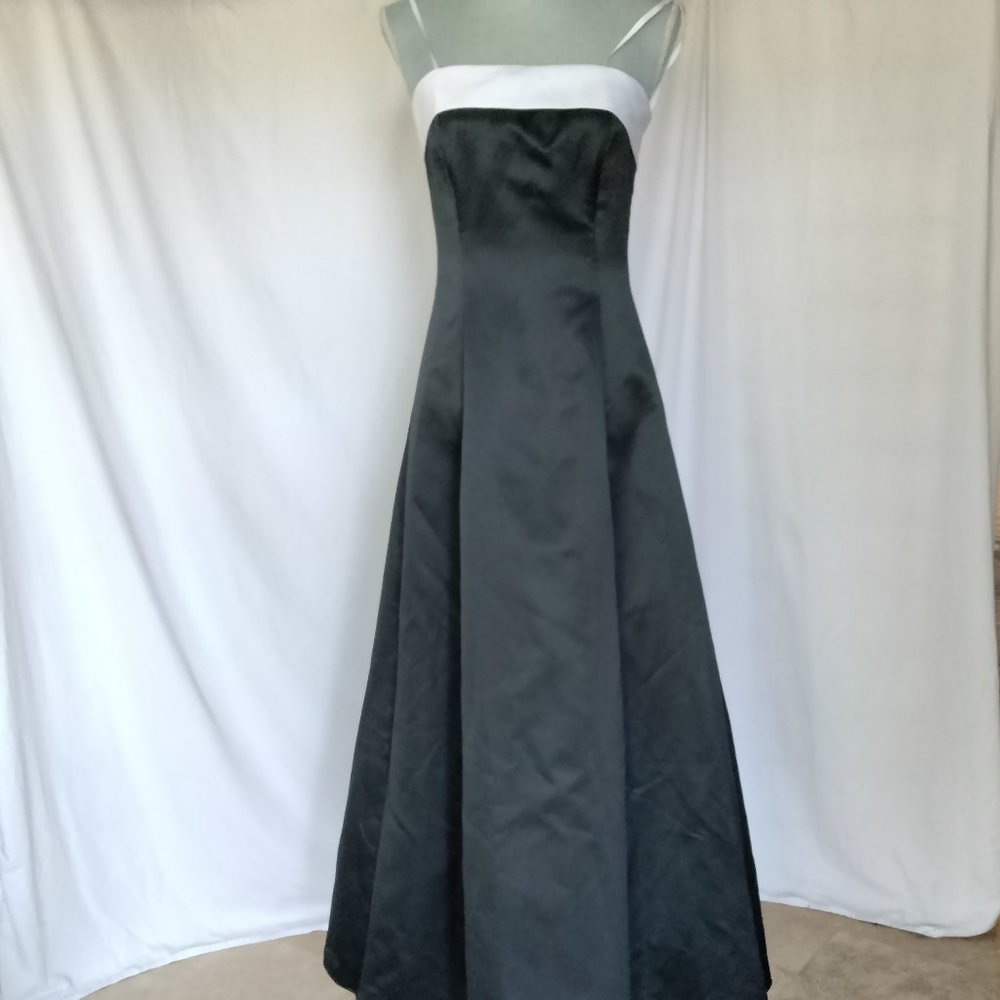 Urban Girl Nites Black with white border floor-length formal gown dress size 7/8